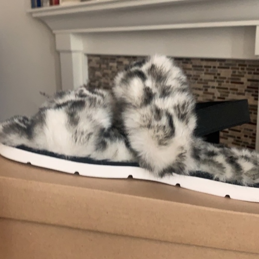 New Dolce Vita Pattel Treaded Slippers / sandal Snow Leopard new in box